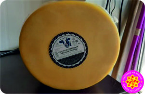 Сыр полутвердый с массовой долей жира в сухом веществе 45,0%: «Чёрный принц» с ароматом топленого молока.