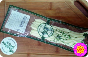 Сыр с массовой долей жира в пересчете на сухое вещество 45,0% «Пряди» с укропом.