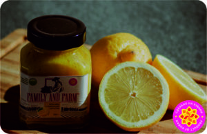 Продукты пищевые готовые на основе мёда с маркировками: «Крем-мёд цветочный фермерский с лимонным сиропом».